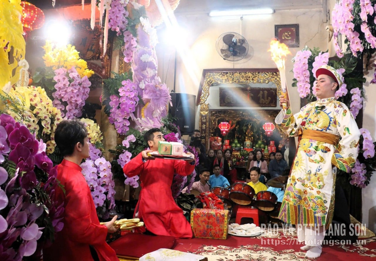 Mediumul de bronz efectuează ritualul Hau Dong la templul Cua Dong, cartierul Luong Van Tri