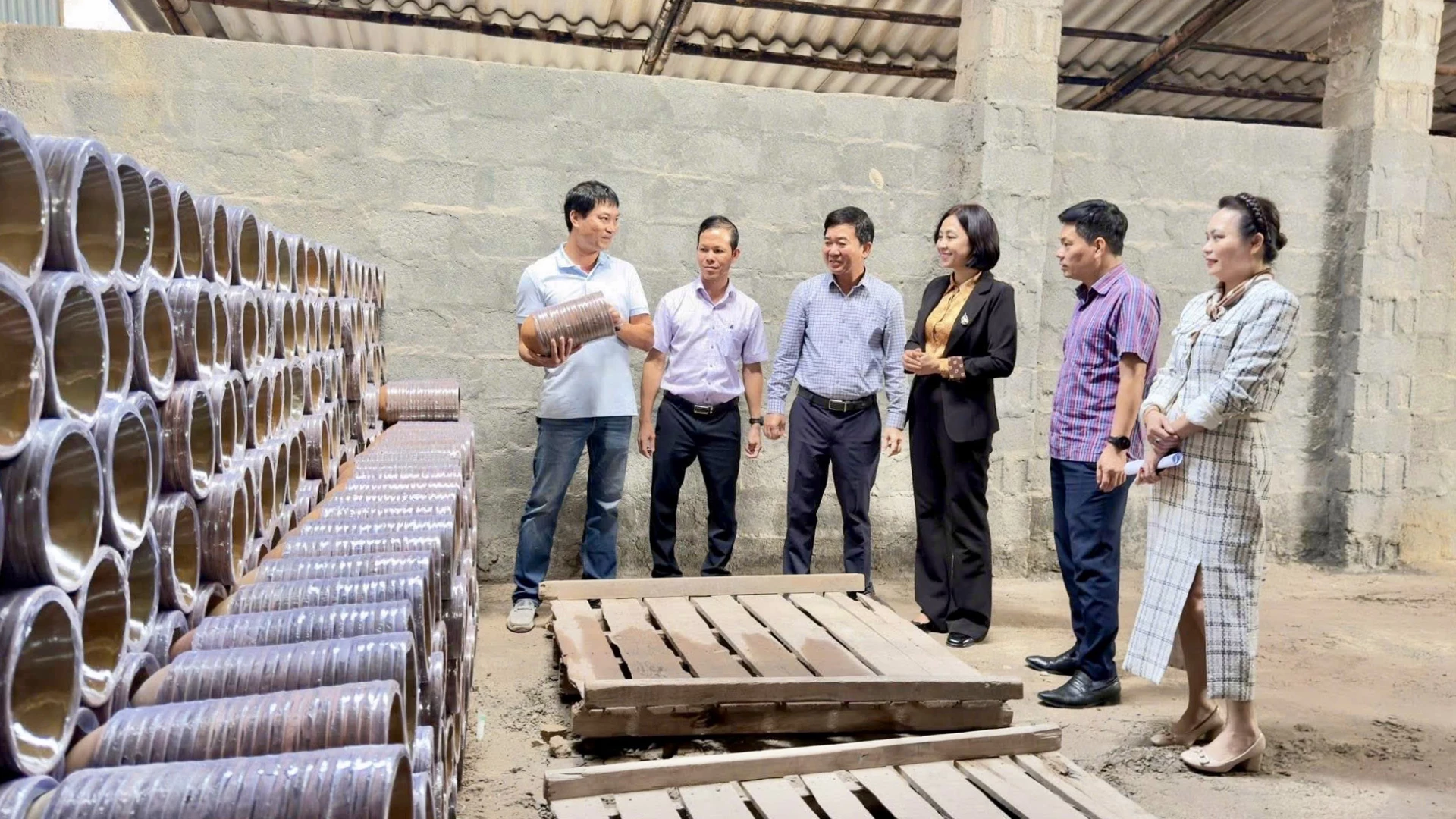 Tjänstemän i Dong Son-distriktet undersökte industrikluster för att få en bild av företagens produktion och affärssituation - Foto: T.A.