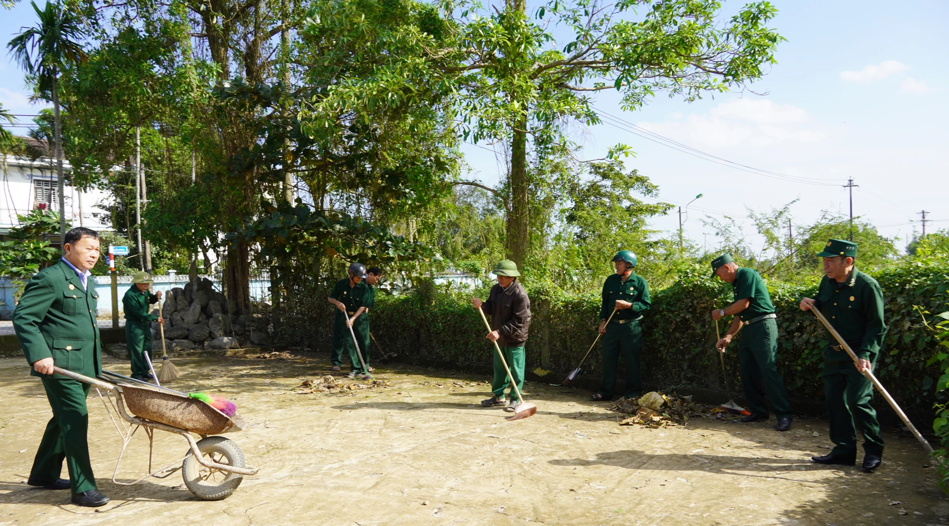 ותיקי רובע קוואנג טרי מטפלים בבנייה ובעבודה בבית התרבות השכונתי - צילום: H.Tr
