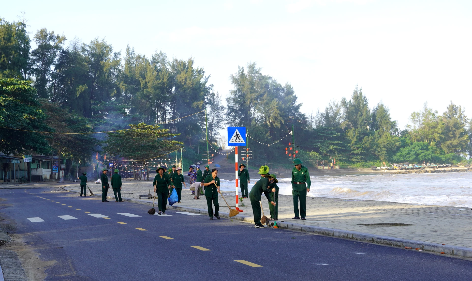 אגודת הוותיקים של קואה טונג תומכת באיסוף אשפה, החזרת נוף נקי ויפה לחוף קואה טונג - צילום: H.Tr