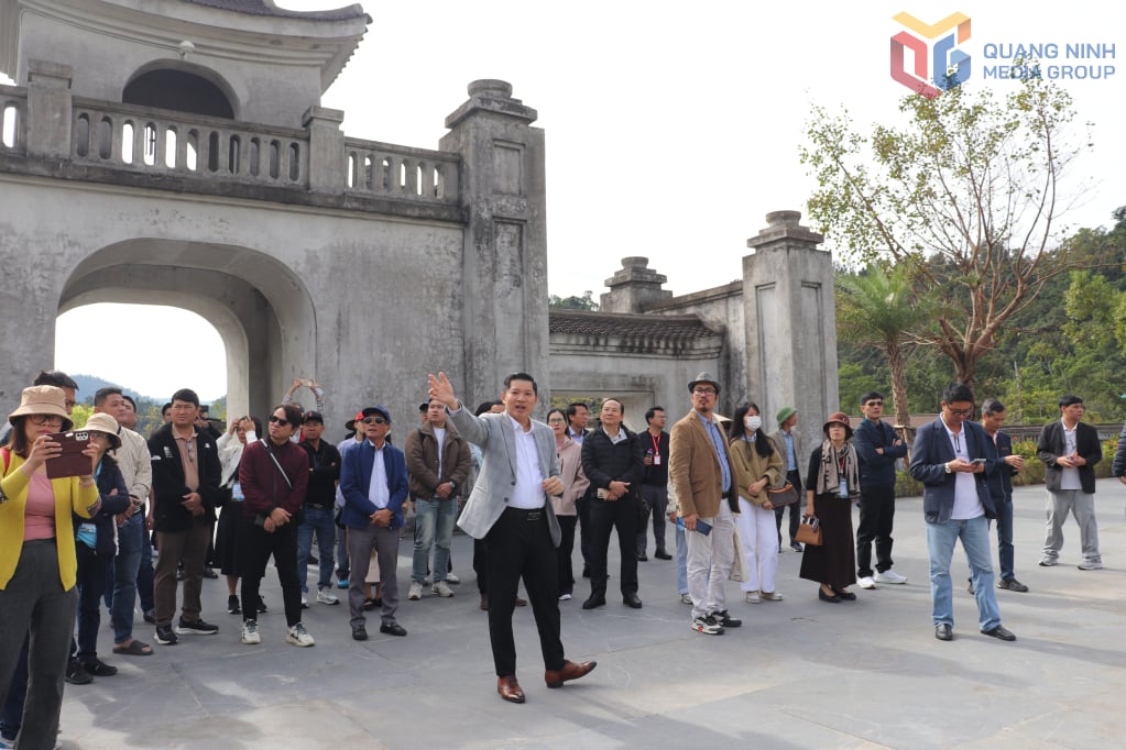 Đại diện Khu nghỉ dưỡng Legacy Yên Tử giới thiệu ý nghĩa các công trình cho đoàn khảo sát. 