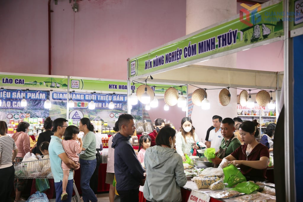 Các gian hàng tại hội chợ OCOP Quảng Ninh-Thu Đông 2025 thu hút đông người dân, du khách đến tham quan, mua sắm.
