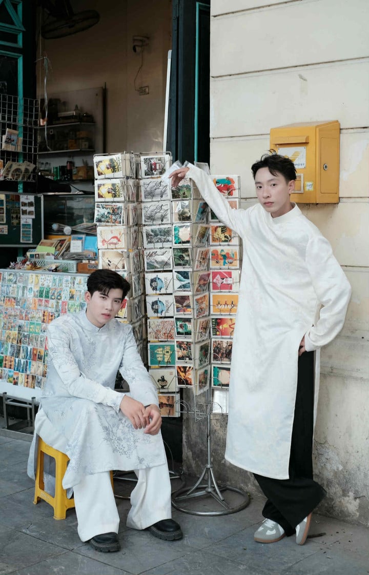 Quoc Manh (höger) och hans vän har varit ute och tagit Tet-bilder sedan september (Foto: NVCC)