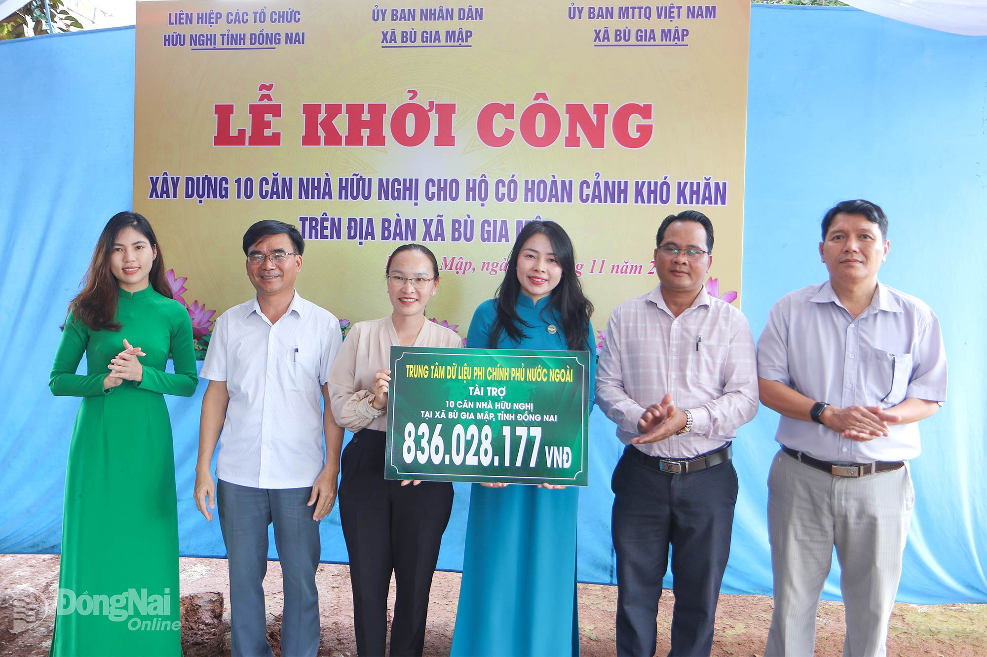 Representanter för Folkkommittén - Vietnams fosterlandsfrontskommitté i Bu Gia Map kommun mottog en symbolisk plakett med finansieringsbeloppet för 10 vänskapshus för hushåll i svåra omständigheter i området från Unionen för vänskapsorganisationer i Dong Nai-provinsen. Foto: Van Truyen