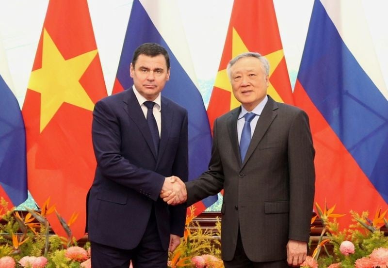 Viceprim-ministrul permanent Nguyen Hoa Binh a primit o delegație de rang înalt din partea Administrației Prezidențiale Ruse pentru Serviciu Public, Personal și Anticorupție, condusă de Mironov Dmitri, asistentul prezidențial rus. (Foto: VGP/Nguyen Hoang)