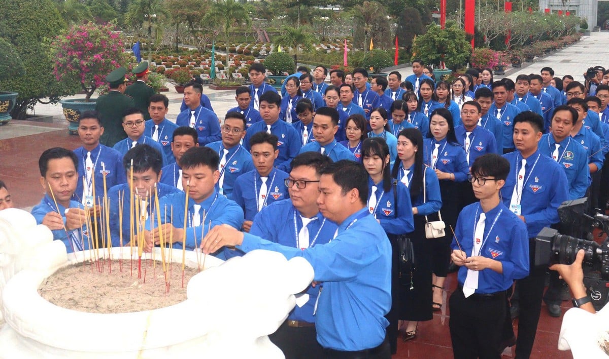 Os delegados queimaram incenso em memória dos heróicos mártires no memorial.
