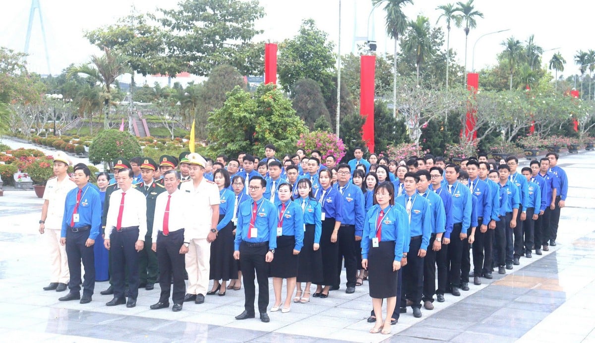 Delegados presentes no Congresso da União da Juventude Comunista Ho Chi Minh da província de Vinh Long visitaram os mártires heróicos no cemitério provincial de mártires.