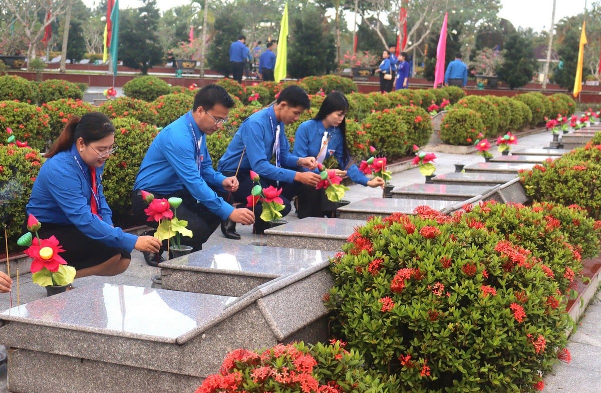 Os delegados queimaram incenso nos túmulos de heróis mártires.