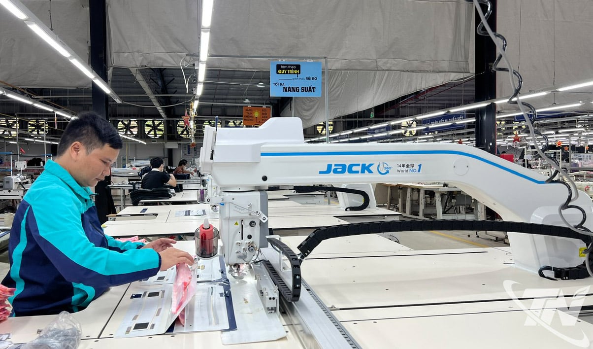 शीघ्र बीमा भागीदारी के कारण, टीएनजी वो नहाई गारमेंट फैक्ट्री में बाढ़ से क्षतिग्रस्त हुए सभी उपकरणों और मशीनरी को तुरंत बदल दिया गया, जिससे श्रमिकों के लिए नौकरियों को स्थिर करने में मदद मिली।