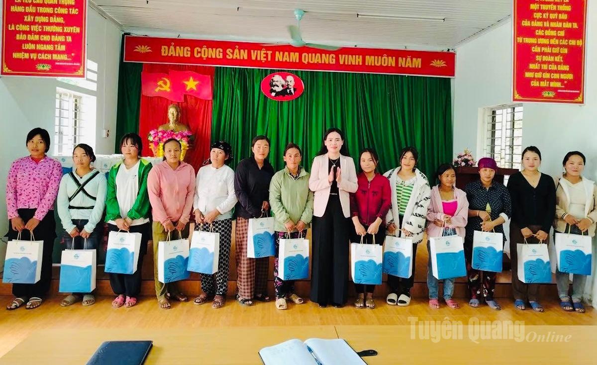 Presiden Persatuan Wanita Provinsi Au Thi Mai memberikan hadiah kepada anggota wanita desa Ban Pho, komune Minh Tan.