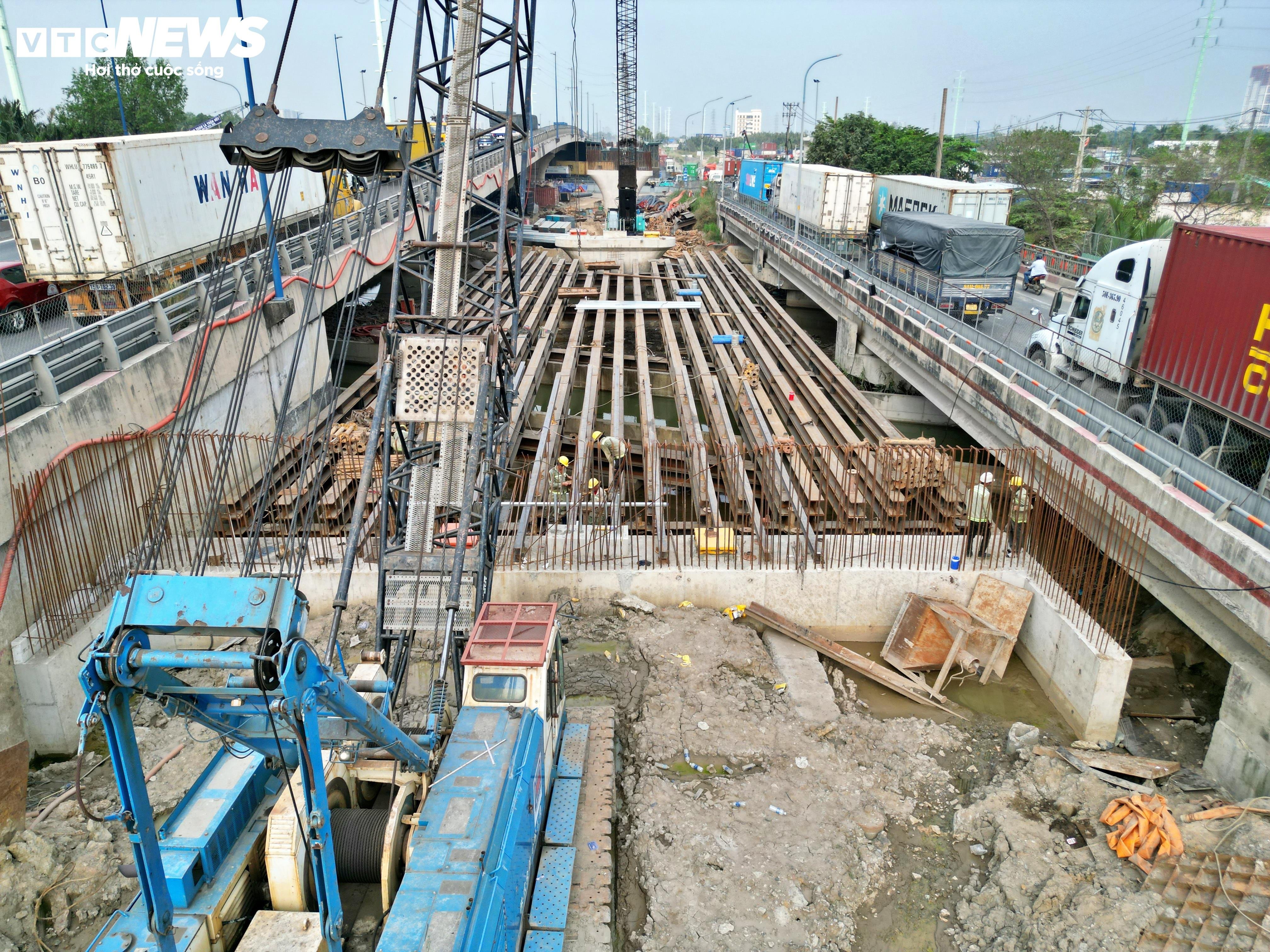 Byggingen av det mest trafikkerte krysset i Ho Chi Minh-byen øker etter mange forsinkelser - 4