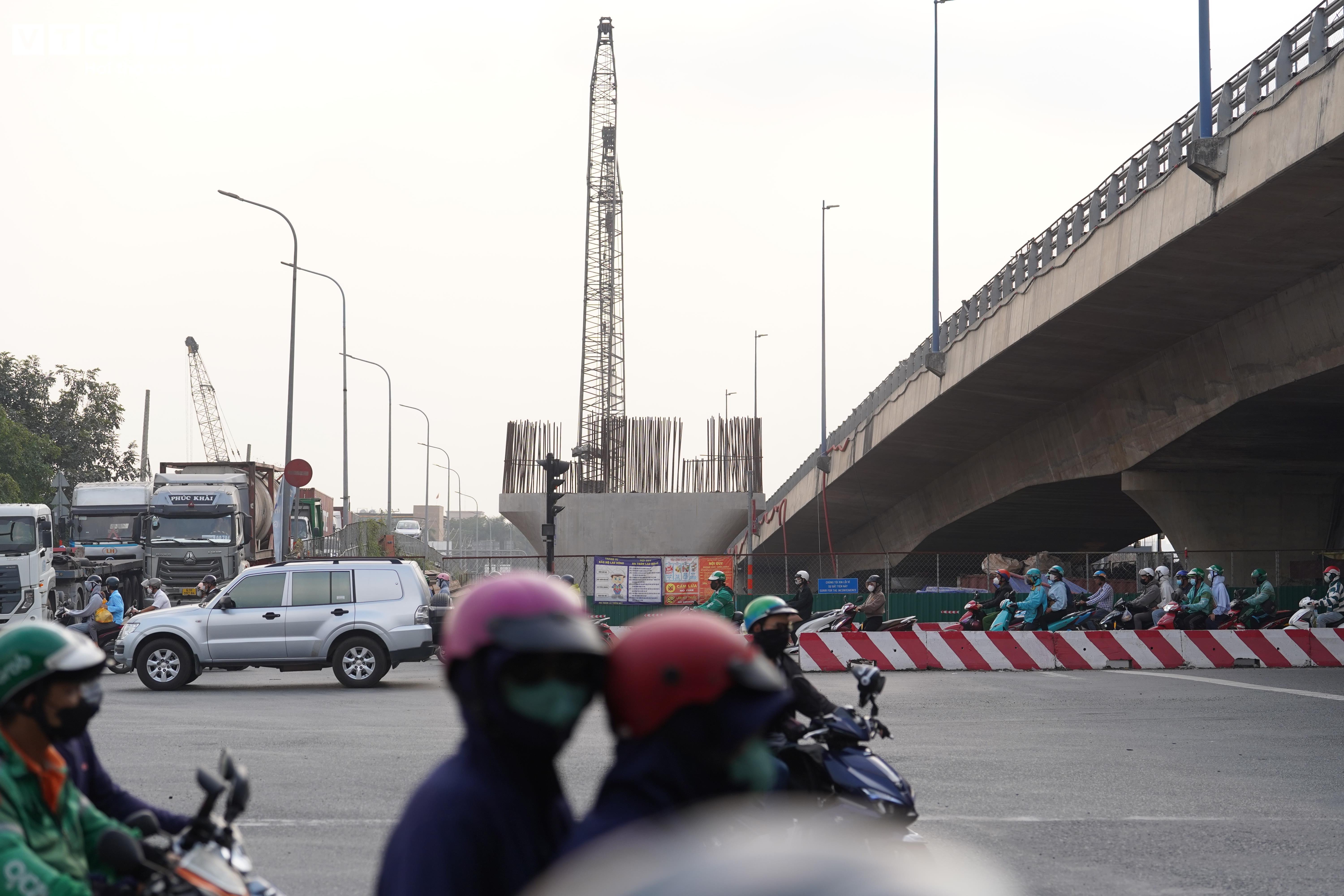 Byggingen av det mest trafikkerte krysset i Ho Chi Minh-byen øker etter mange forsinkelser - 17