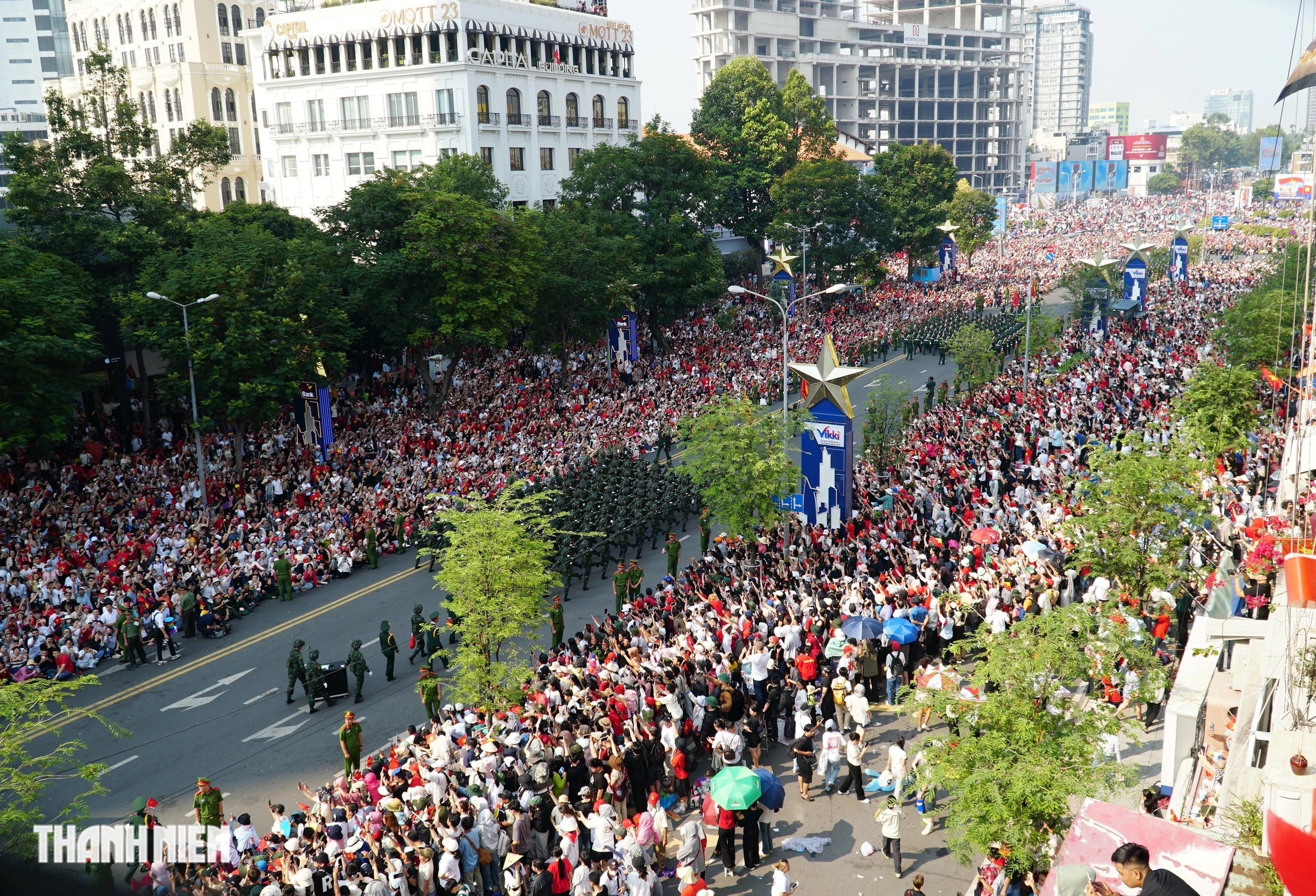 TP.HCM sơn lại nhà mặt tiền đường Lê Lợi dài gần 1 km- Ảnh 1.