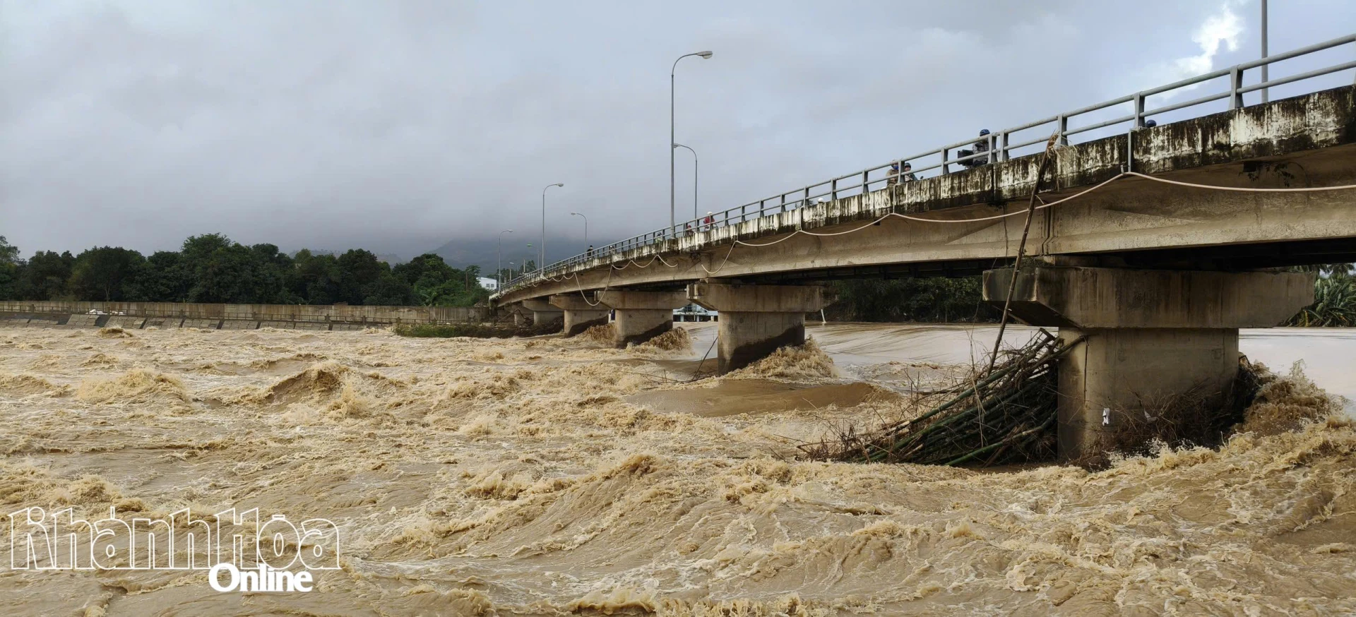 Overstroming op de Cai-rivier in Nha Trang neemt snel toe