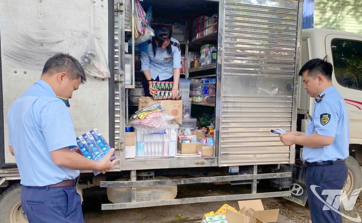 ក្រុមការងារ​គ្រប់គ្រង​ផ្សារ​លេខ​៩ បាន​ឃាត់​យានយន្ត​ដែល​ដឹកជញ្ជូន​ទំនិញ​ម៉ាក​យីហោ​ក្លែងក្លាយ​ជាង ៥​ពាន់​គ្រឿង​ភ្លាមៗ​។