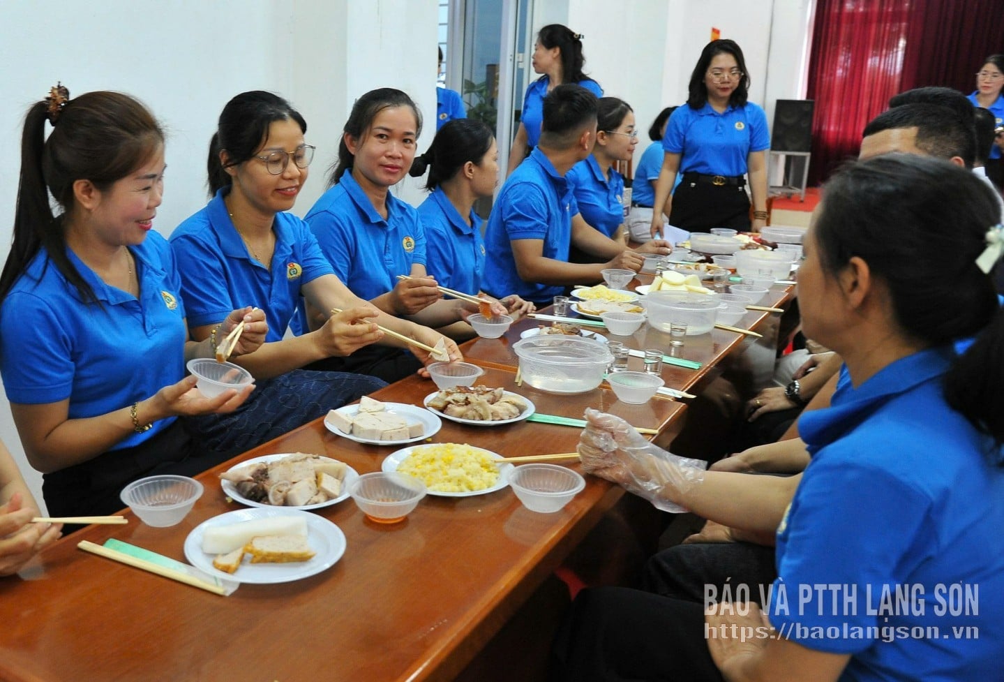 Cao Loc ریجنل میڈیکل سینٹر کے یونین ممبران پروگرام میں شرکت کر رہے ہیں۔