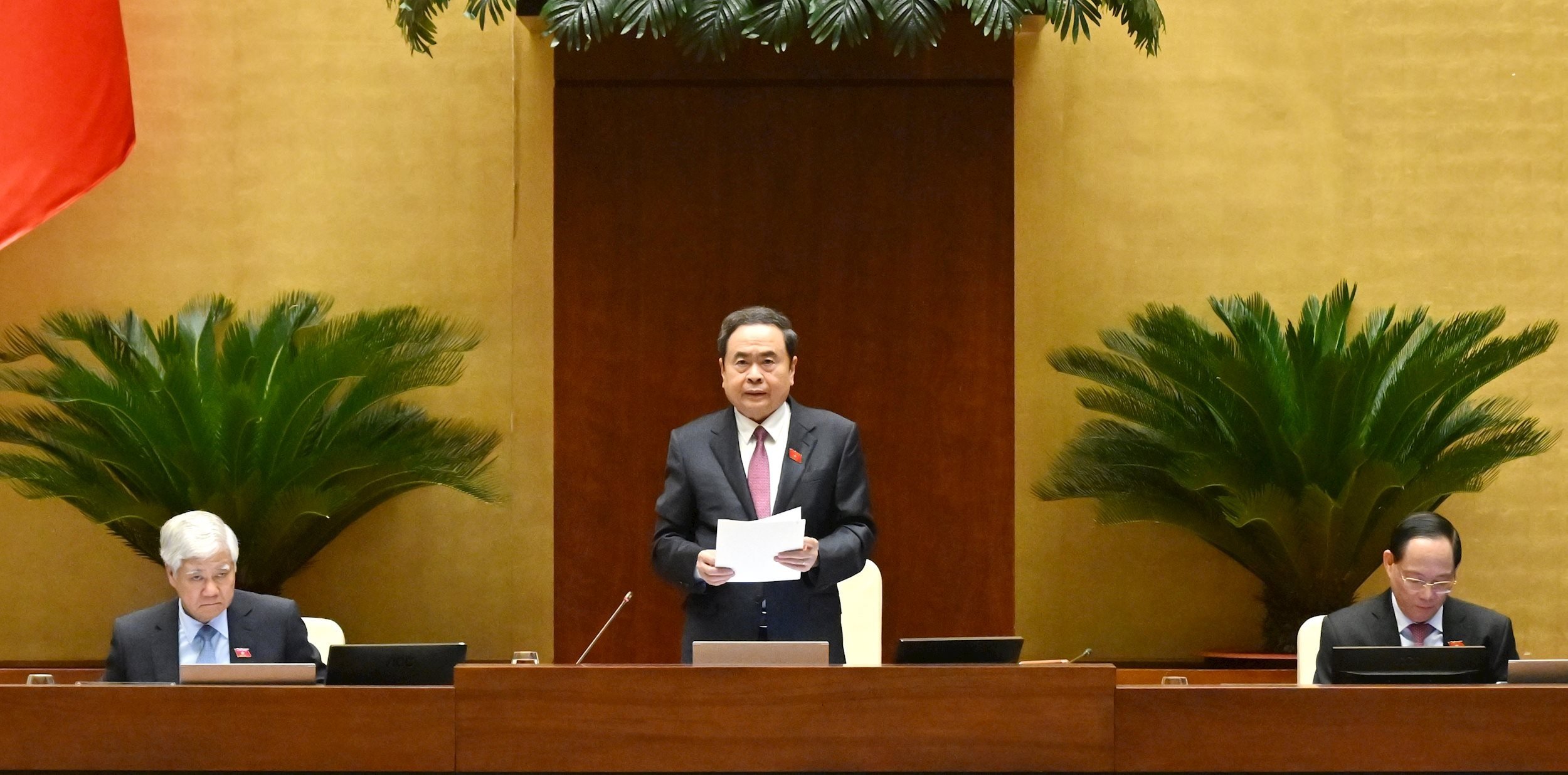 O presidente da Assembleia Nacional, Tran Thanh Man, preside a reunião.
