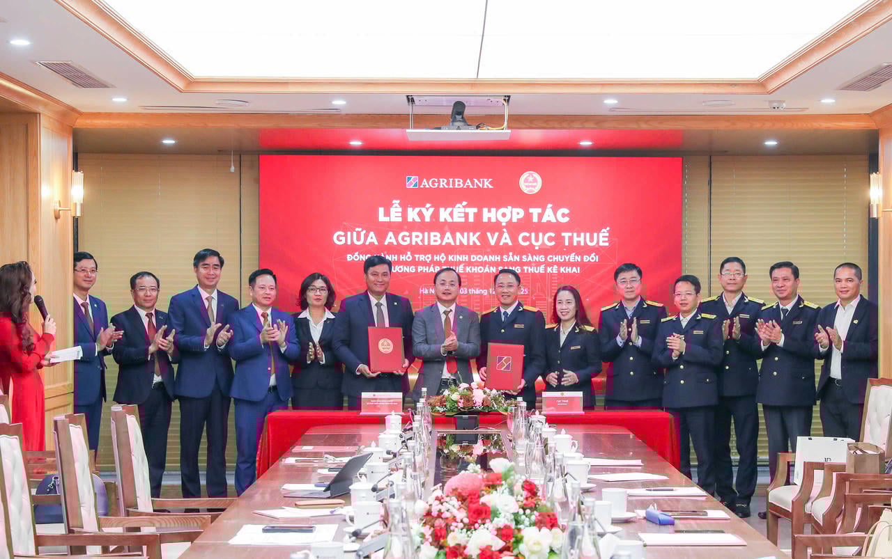 Agribank and the Tax Department held a signing ceremony to cooperate and support business households in converting from lump-sum tax to declared tax.