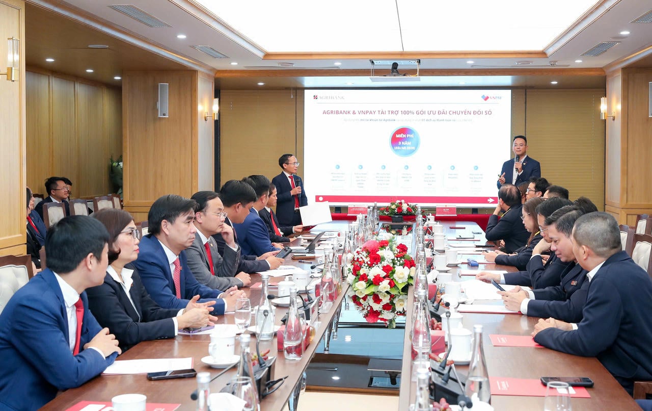 Representatives of Agribank and VNPAY introduced a solution to support business households in converting from lump-sum tax to declared tax.