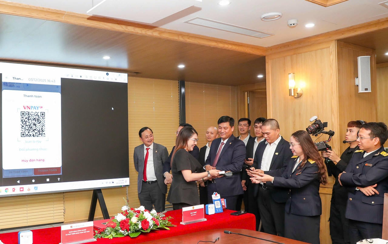Representatives of Agribank and the Tax Department and business household customers experienced the digital transformation solution jointly designed and implemented by Agribank and VNPAY, specifically for customers converting from lump-sum tax to declared tax.