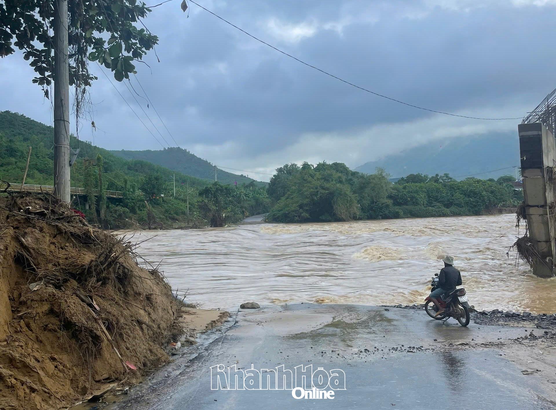 Утром 4 декабря уровень воды в реке Кай поднялся выше водосброса Тхак Нгуа (коммуна Кхань Винь).