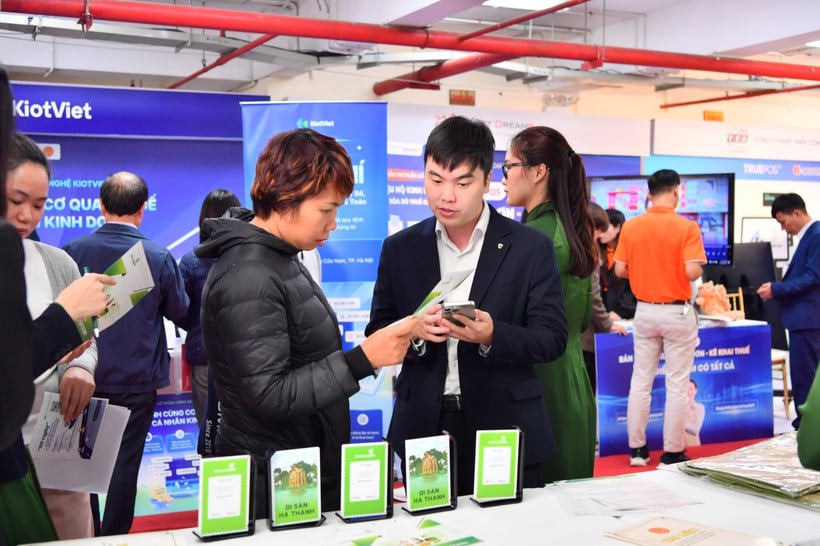 Vietcombank предоставляет клиентам прямые консультации и внедряет цифровые финансовые и банковские решения для поддержки малого бизнеса и семейных предприятий в повышении эффективности их работы. (Фото: Vietnam+)