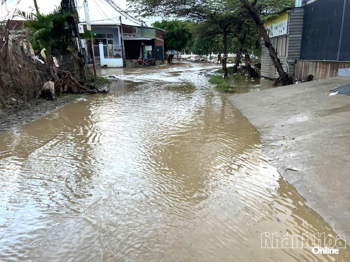En oversvømmet vei om morgenen 4. desember