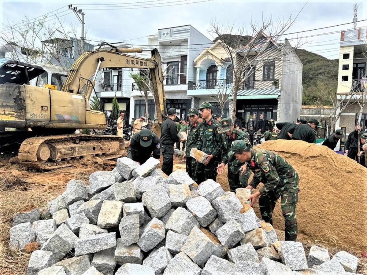 Officerare och soldater från infanteriregementet 739 (Gia Lai-provinsen) hjälpte Mr. Le Thach Ngocs familj att börja bygga sitt nya hus igen. Foto: C.V.