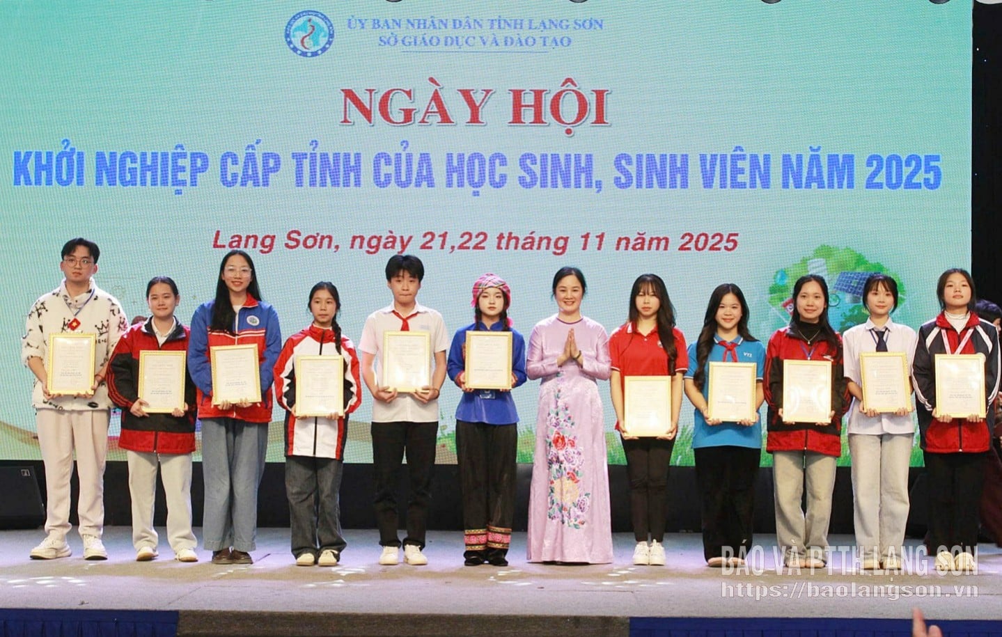 Ledare för utbildningsdepartementet delade ut certifikat till studenter med framstående projekt vid den provinsiella startupfestivalen.