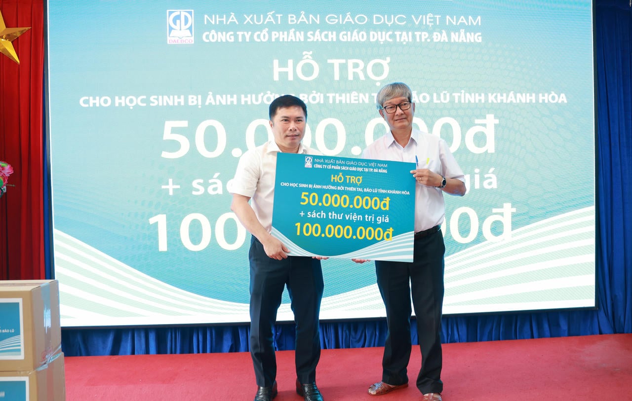 O Sr. Ly Xuan Hoan, Diretor da Educational Books Joint Stock Company, na cidade de Da Nang, entregou um sinal de apoio financeiro e livros de referência para bibliotecas escolares a um representante do Departamento de Educação e Formação da província de Khanh Hoa.