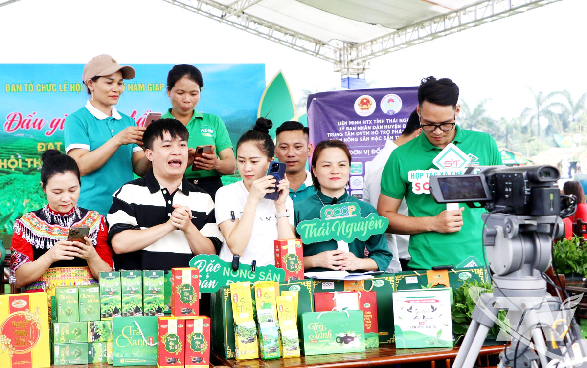 Une diffusion en direct présentant et vendant des produits de thé réputés de la province.