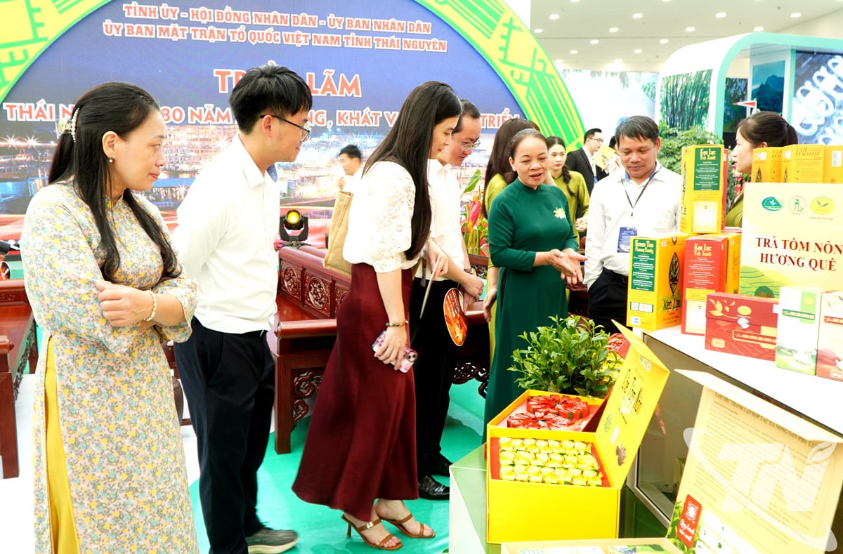 Les produits de thé typiques répondant aux normes OCOP de Thai Nguyen sont exposés et présentés lors de nombreuses grandes expositions et foires, tant à l'intérieur qu'à l'extérieur de la province.