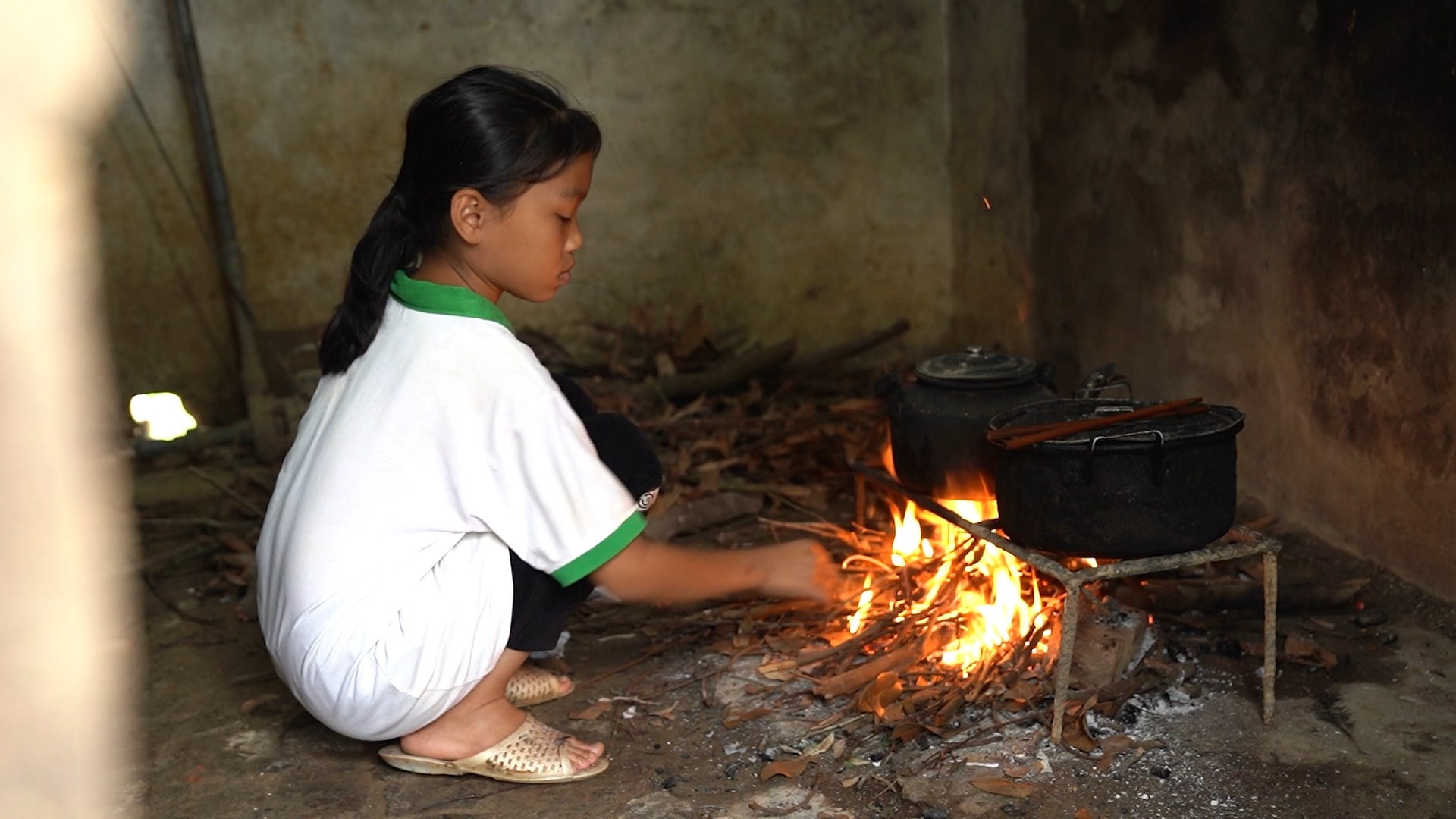 Sosok kecil Chuc Ly di dapur, diam-diam mencoba membantu ibunya dengan setiap hal kecil.