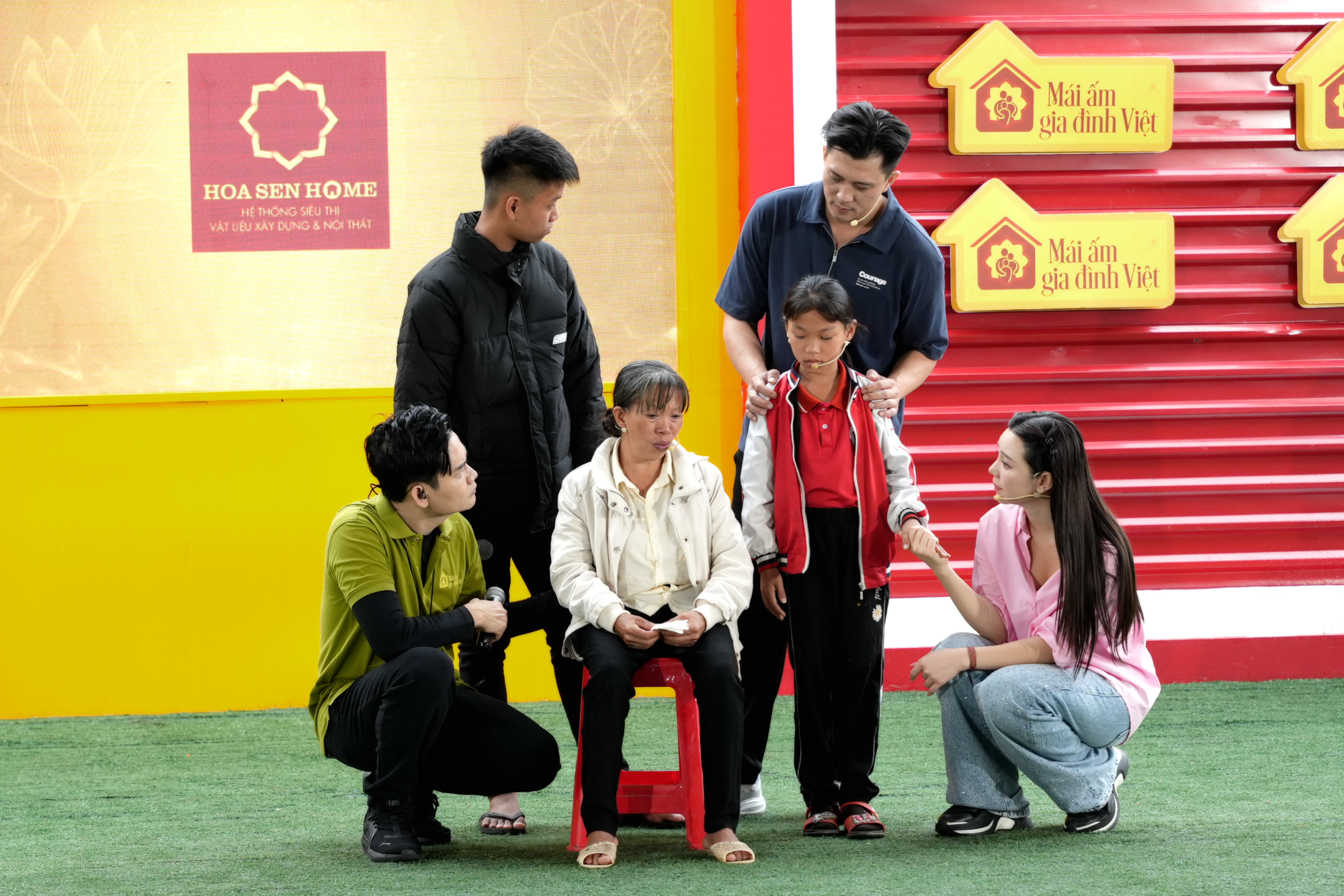 Para seniman tidak dapat menyembunyikan simpati mereka terhadap ibu dan ketiga anaknya dalam kehidupan yang penuh kekurangan ini.