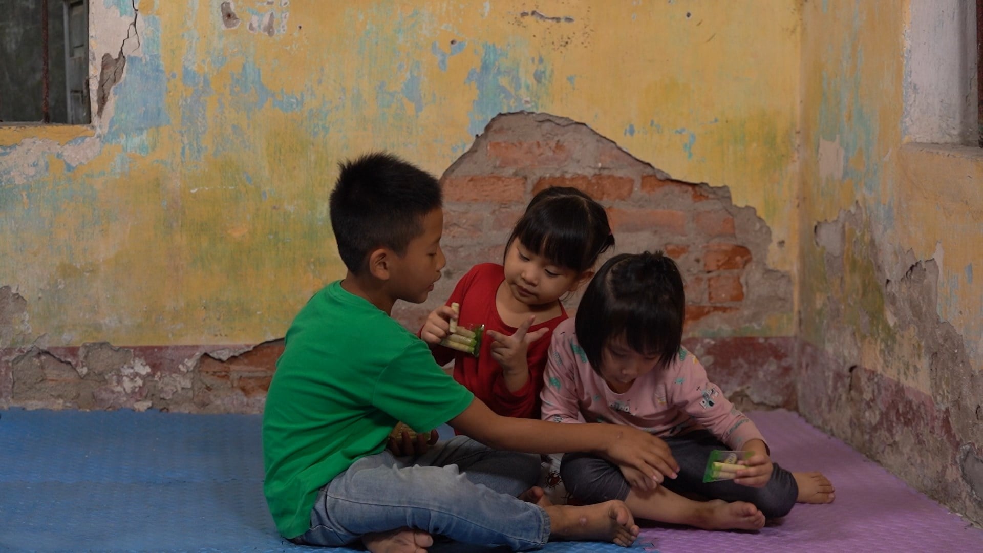 Anak laki-laki kelas 4 ini mengurus kedua saudaranya yang mengalami keterbelakangan mental sementara ayahnya pergi bekerja.