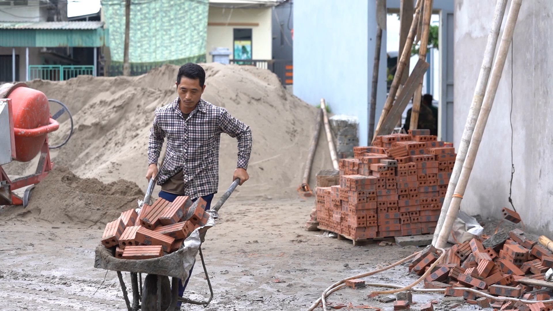 Ayah tunggal muda ini menjadi ayah sekaligus ibu yang mengurus tiga orang anak kecil.