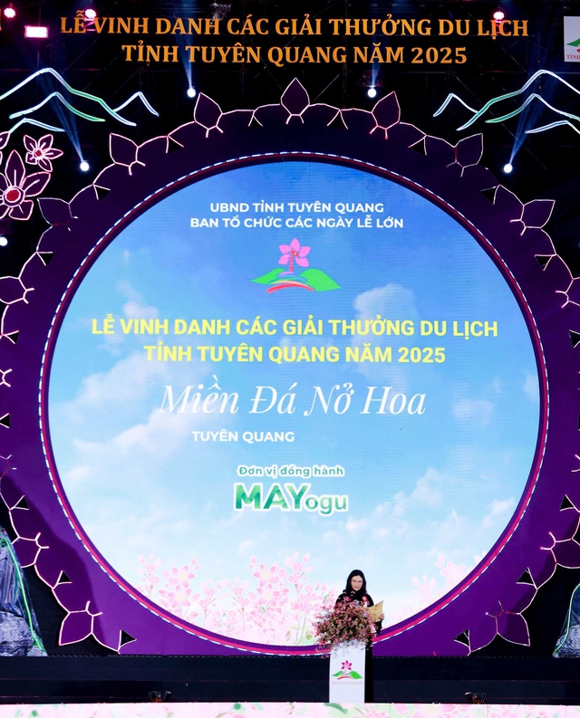 Phó Chủ tịch UBND tỉnh Tuyên Quang Vương Ngọc Hà ghi nhận những đóng góp của Mayogu tại Lễ hội hoa Tam giác mạch