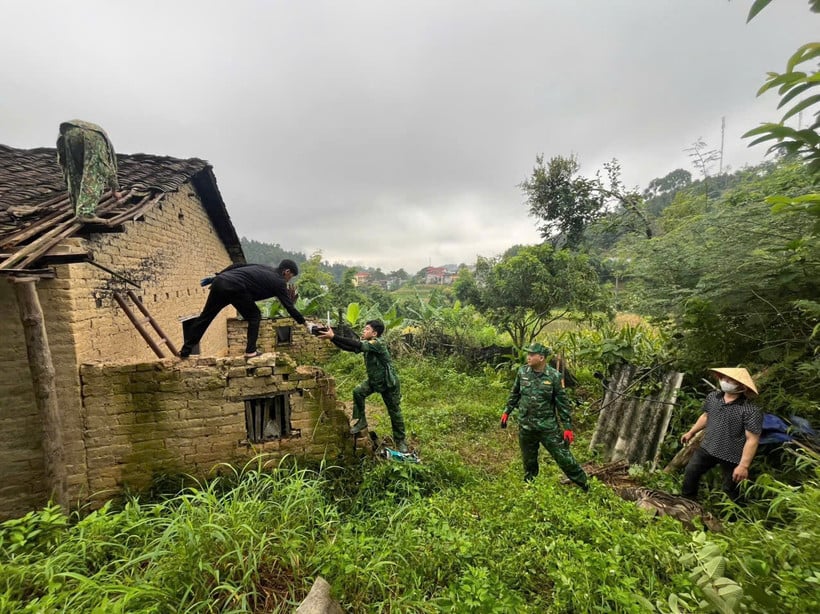 Les gardes-frontières aident à construire et à réparer des maisons pour les populations.