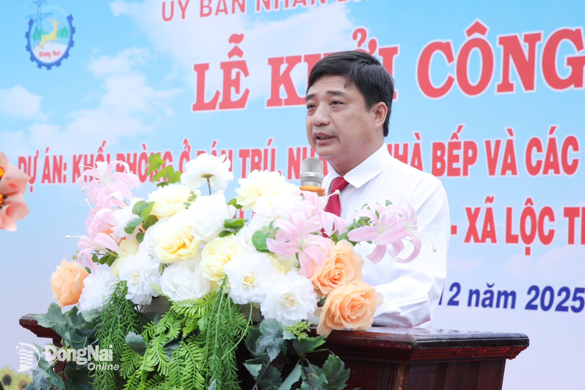 Pan Ho Quang Khanh, zastępca sekretarza komitetu partyjnego i przewodniczący Komitetu Ludowego gminy Loc Thanh, przemawiał podczas uroczystości wmurowania kamienia węgielnego. Zdjęcie: Truong Hien 