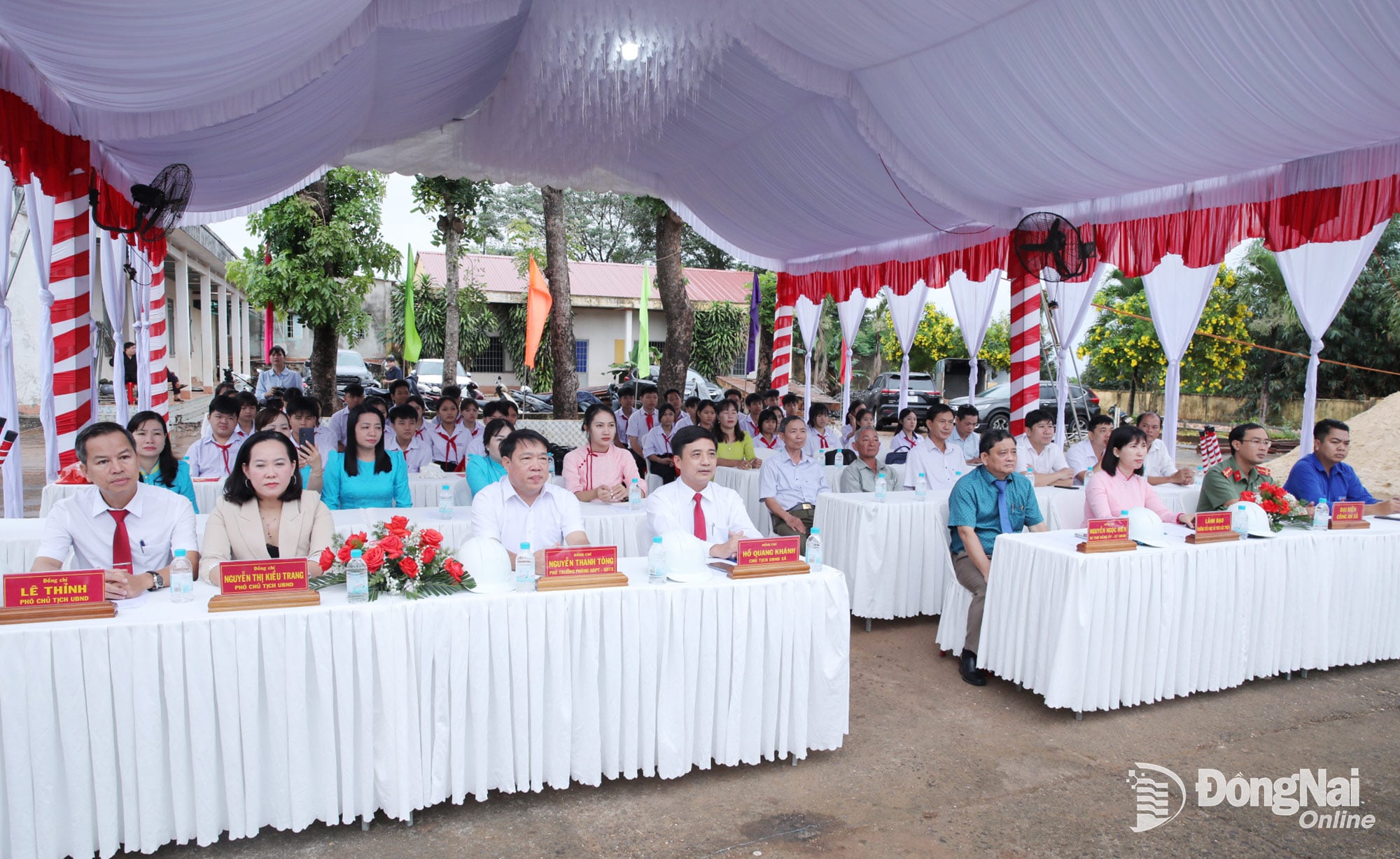 Delegaci, nauczyciele i uczniowie szkoły uczestniczyli w uroczystości wmurowania kamienia węgielnego. Zdjęcie: Truong Hien