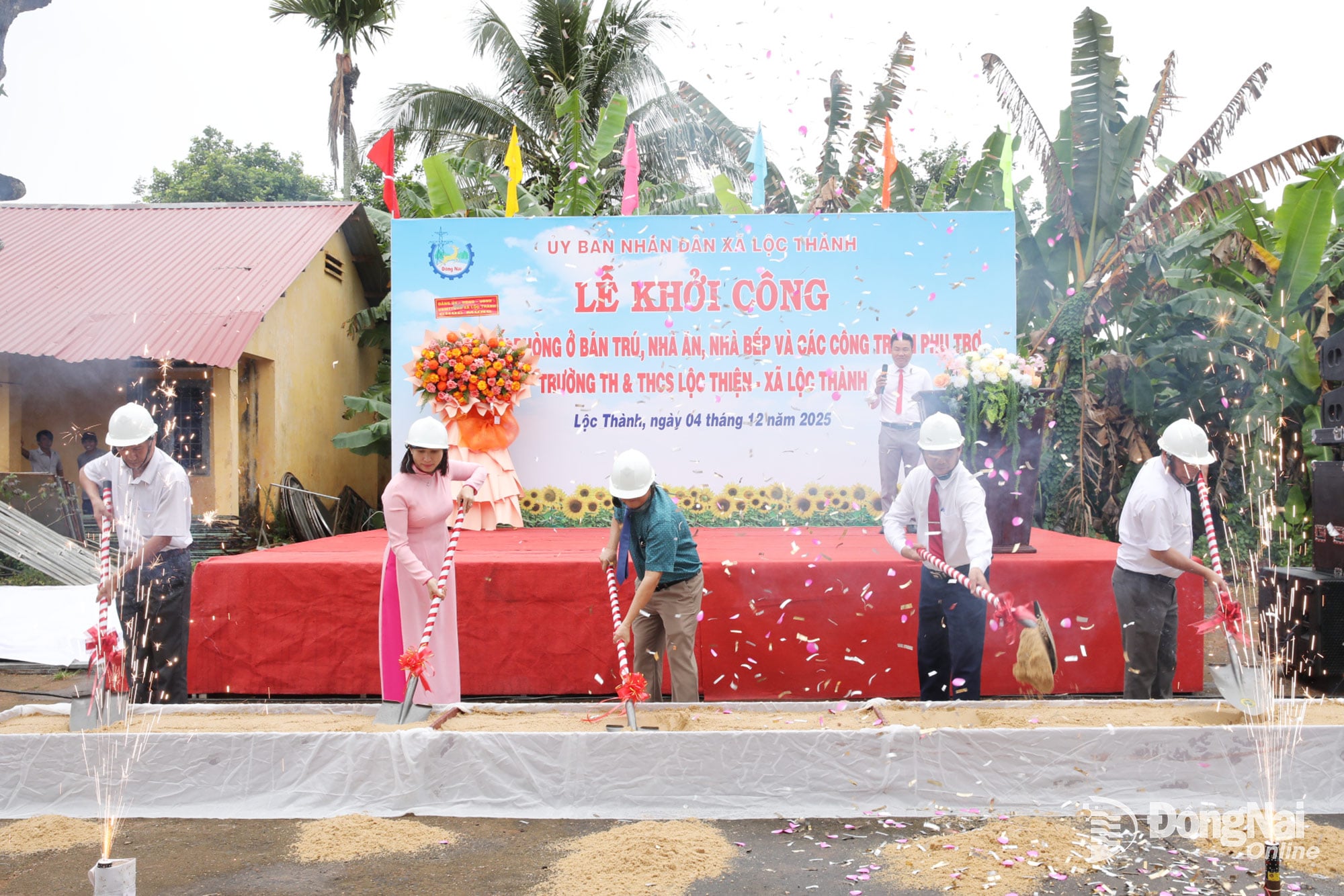 Lokalni liderzy i przedstawiciele Departamentu Edukacji i Szkolenia przeprowadzili ceremonię wmurowania kamienia węgielnego pod budowę projektu. Zdjęcie: Truong Hien 
