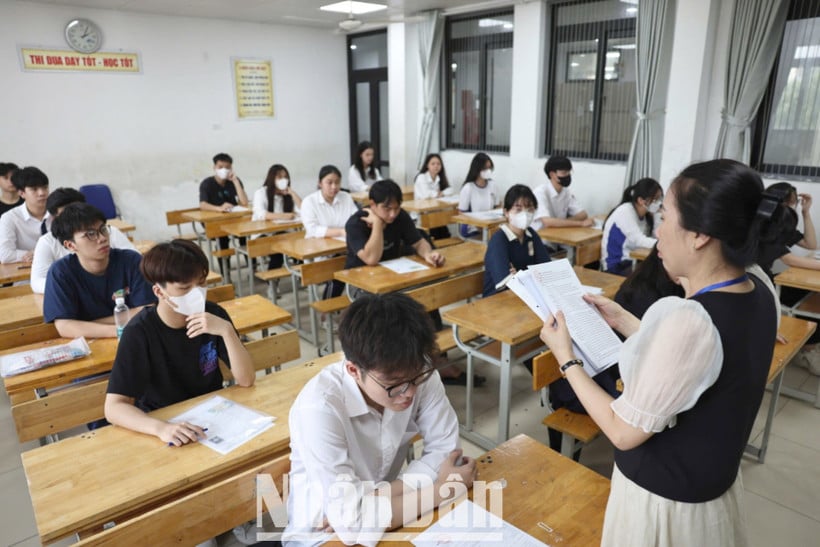 2025년 고등학교 졸업시험을 치르는 수험생들. (사진 제공: 다이 탕)