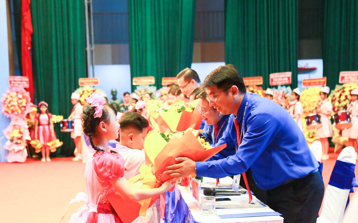 Copiii oferă flori pentru a felicita Congresul.