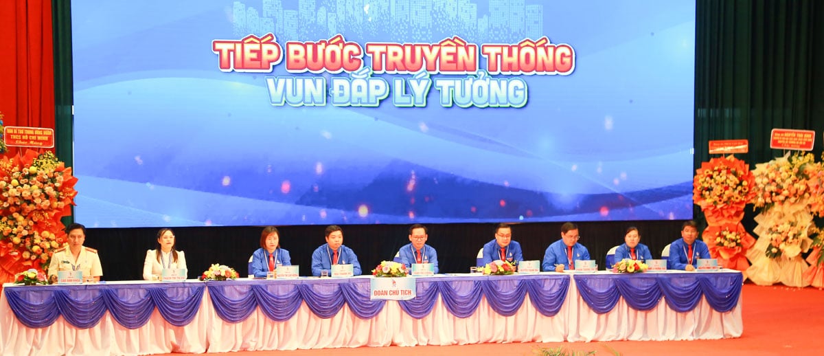 Prezidiul conduce Congresul.