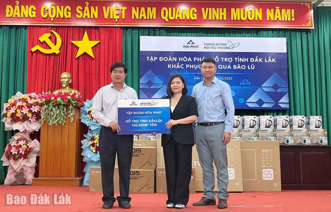 De vicevoorzitter van het Provinciaal Volkscomité, Nguyen Thien Van, ontving namens de mensen in de getroffen gemeenten en wijken 100.000 vierkante meter aan dakbedekking van de Hoa Phat Group.