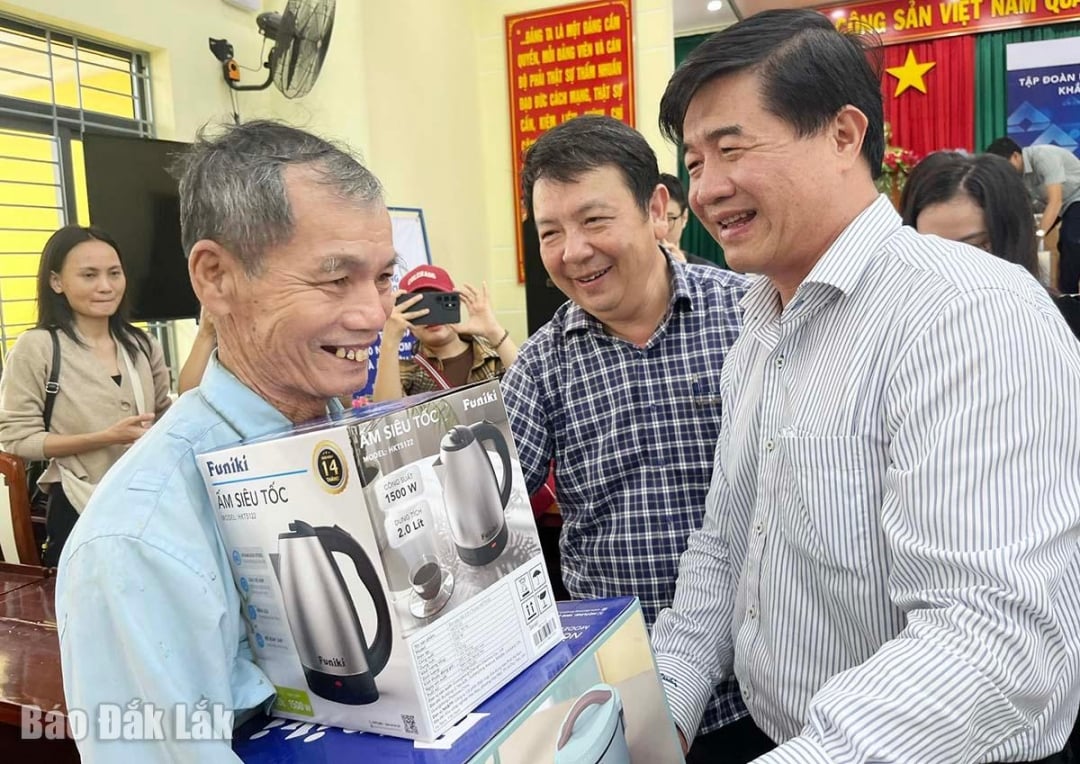 De vicevoorzitter van het Provinciaal Volkscomité, Nguyen Thien Van, overhandigde geschenken en bemoedigde huishoudens die getroffen waren door stormen en overstromingen.