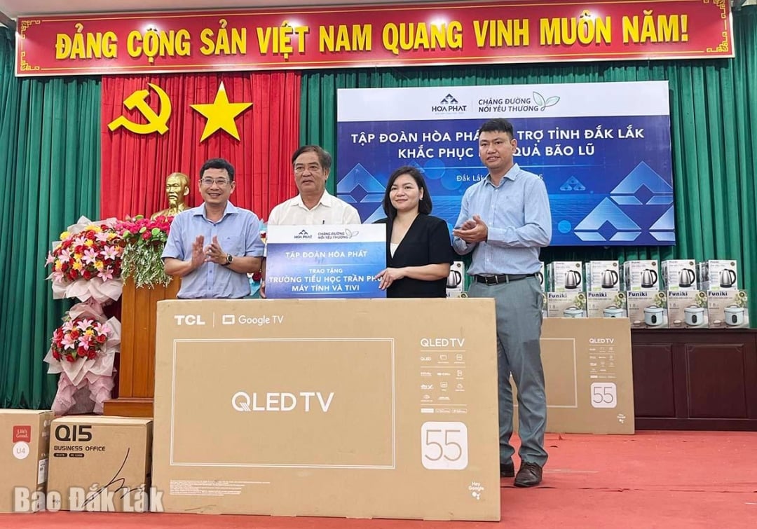 Kameraad Huynh Lu Tan, lid van het provinciaal partijcomité en hoofd van de raad van bestuur van de economische zone Phu Yen, en mevrouw Hoang Cam Tu, communicatiedirecteur van de Hoa Phat Group, overhandigden geschenken aan de basisschool Tran Phu.