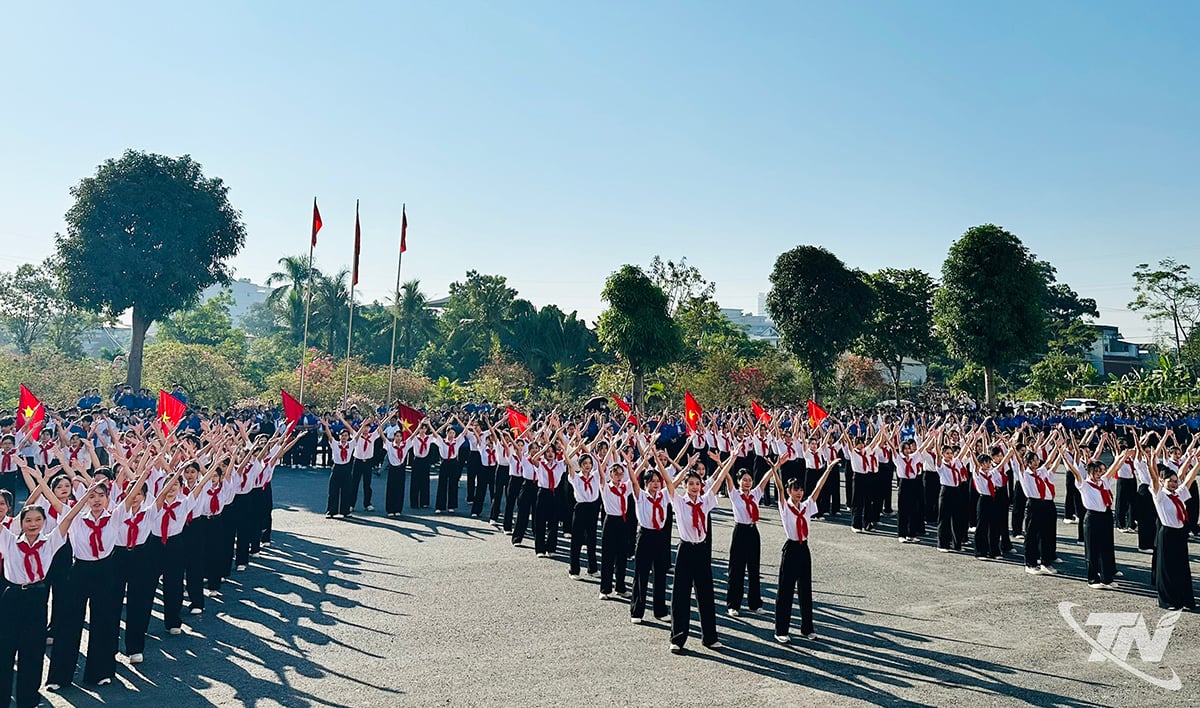 Tiết mục dân vũ của Trường Đại học Sư phạm tại Ngày hội dân vũ
do Hội Sinh viên Đại học Thái Nguyên tổ chức.