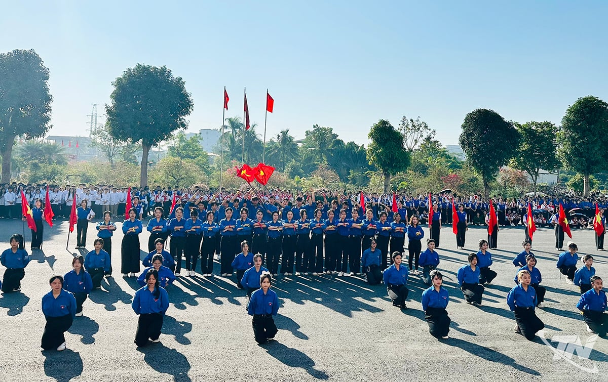 Sinh viên khoác áo Đoàn thể hiện bài nhảy đầy cảm xúc.