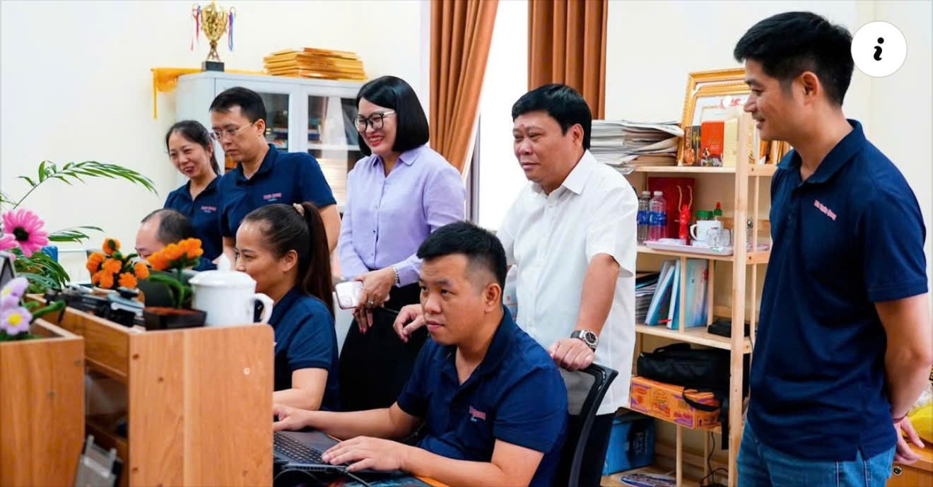 Lembaga editorial Akhbar dan Radio Tuyen Quang - Televisyen dan wartawan bertukar kandungan dalam proses pengeluaran konvergen.